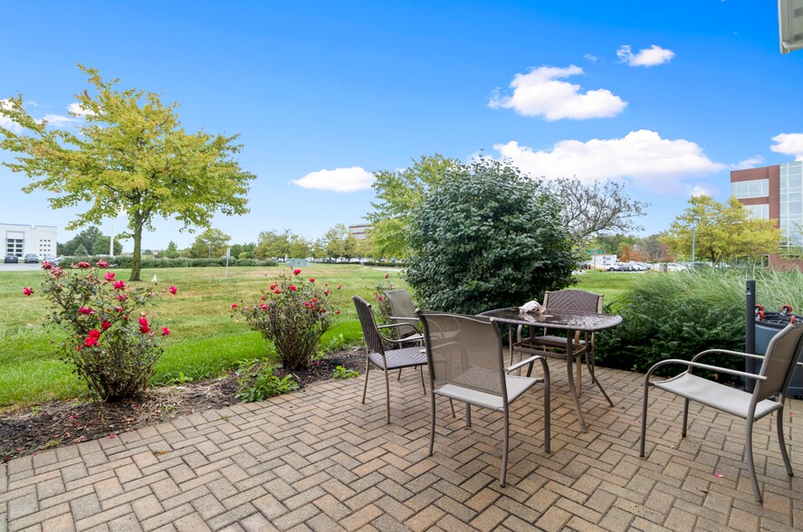 More Photos Of 9963 Crosspoint Blvd, Indianapolis Office For Sale