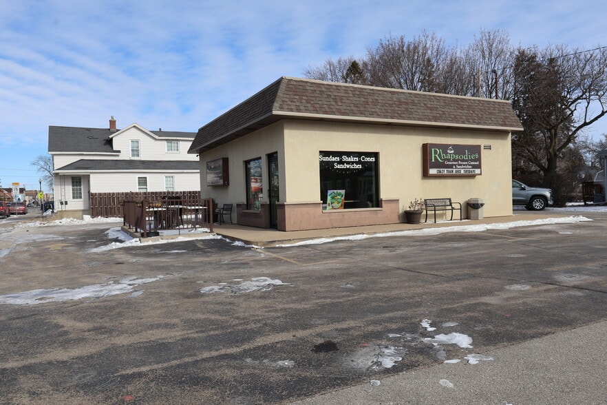 Primary Photo Of 1226 Oregon St, Oshkosh Restaurant For Sale