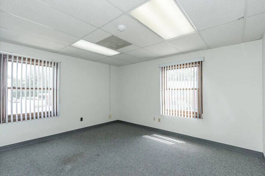 More Photos Of 45 Stiles Rd, Salem Office For Sale