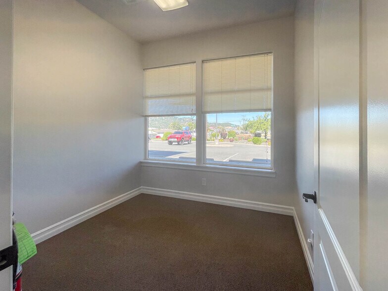 More Photos Of 2198 NE Stephens St, Roseburg Medical For Sale