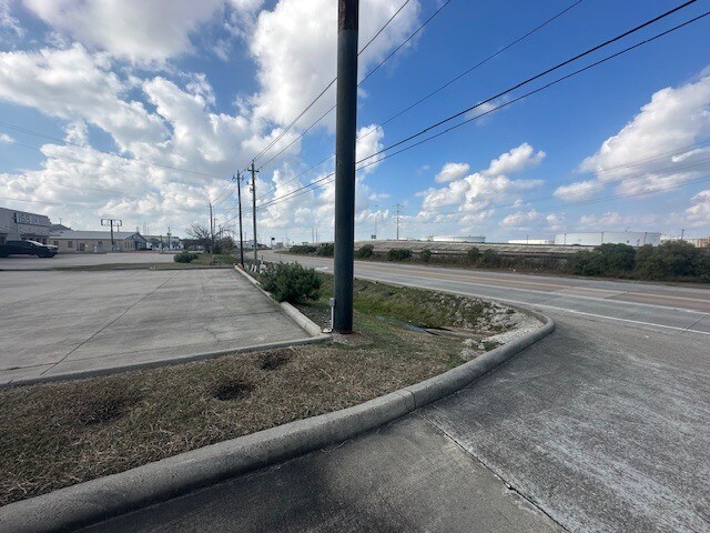 More Photos Of 4904 Railroad St, Deer Park Service For Lease