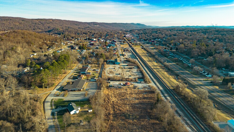 More Photos Of 450 S Chamberlain Ave, Rockwood Office For Sale