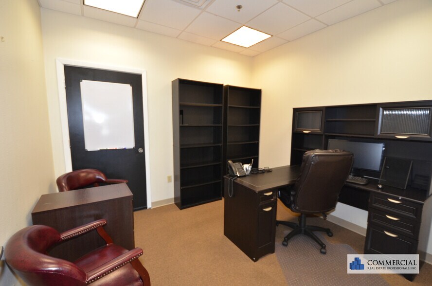 More Photos Of 13538 Village Park Dr, Orlando Office Residential For Lease