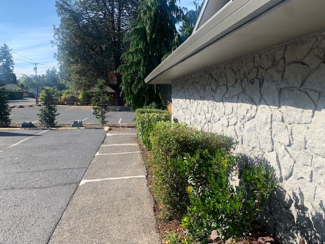 More Photos Of 6511-6549 SE King Rd, Milwaukie Office For Sale