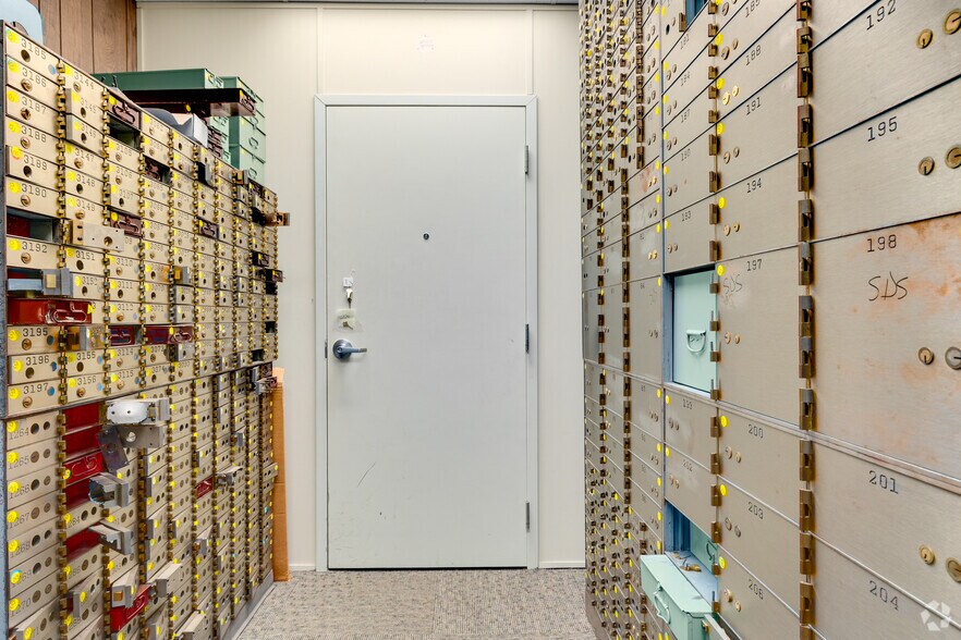 More Photos Of 434 Main St, Chatham Bank For Lease