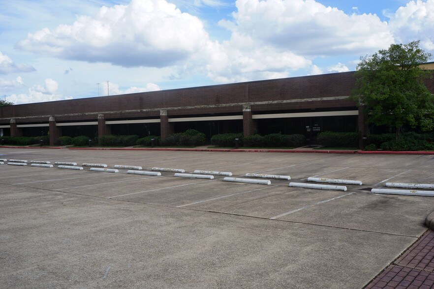 More Photos Of 1500 N Post Oak Rd, Houston Flex For Lease