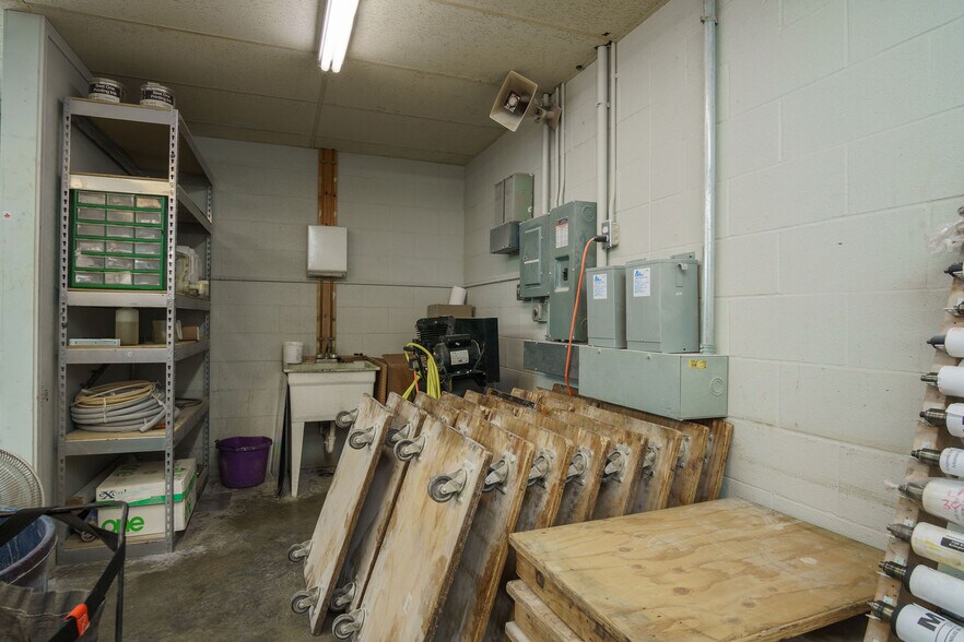 More Photos Of 611 S Mobberly Ave, Longview Flex For Sale