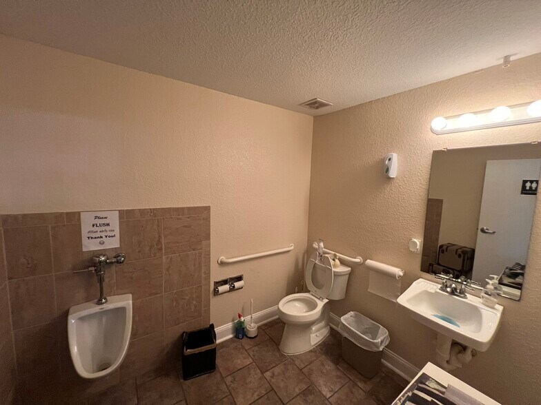 More Photos Of 6310 Blanding Blvd, Jacksonville Showroom For Sale