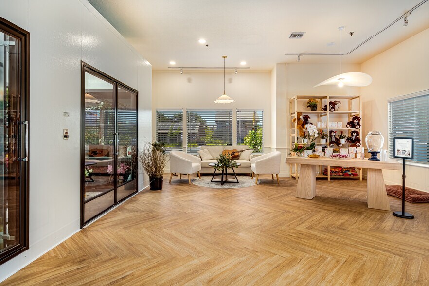 More Photos Of 1270 Broadway, Sonoma Freestanding For Sale