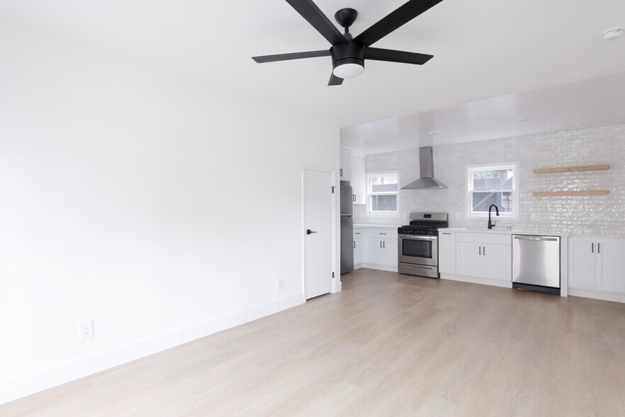 More Photos Of 2008-2020 Strongs Dr, Venice Apartments For Sale