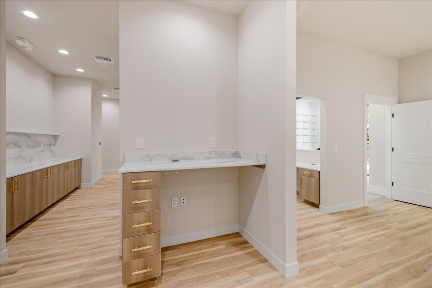 More Photos Of 2458 Mahan Dr, Tallahassee Medical For Lease