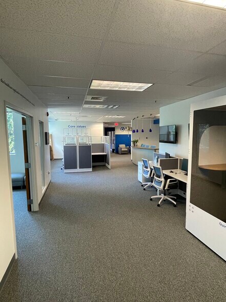 More Photos Of 10 Executive Dr, Farmington Office For Lease