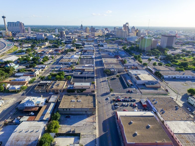 More Photos Of 900 Broadway St, San Antonio General Retail For Lease