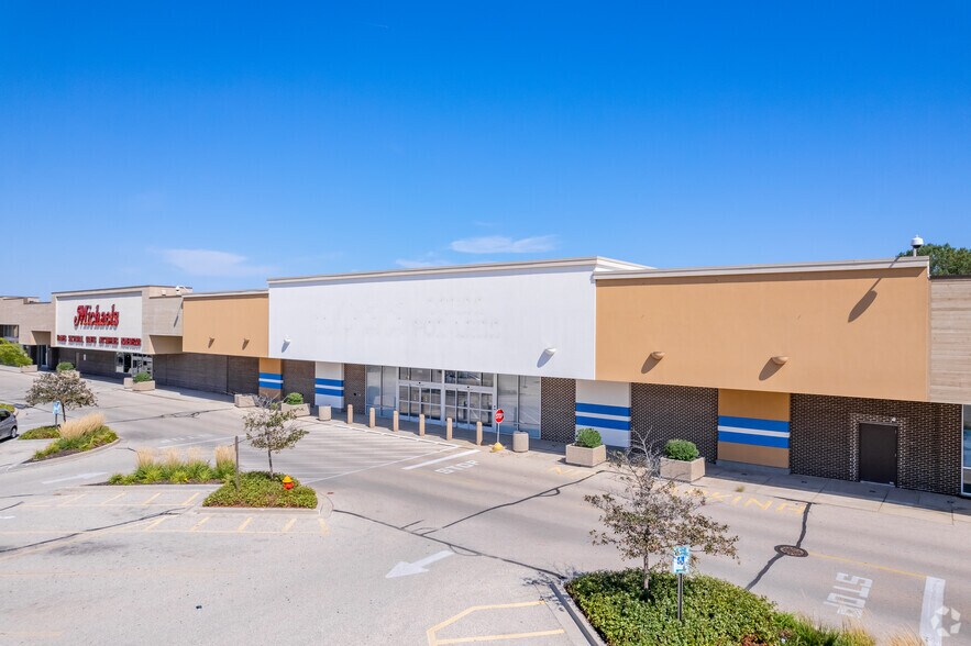 More Photos Of 9124-9200 N Green Bay Ave, Brown Deer Storefront For Lease