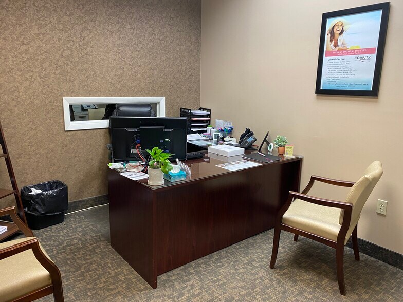 More Photos Of 12731 New Brittany Blvd, Fort Myers Office For Sale