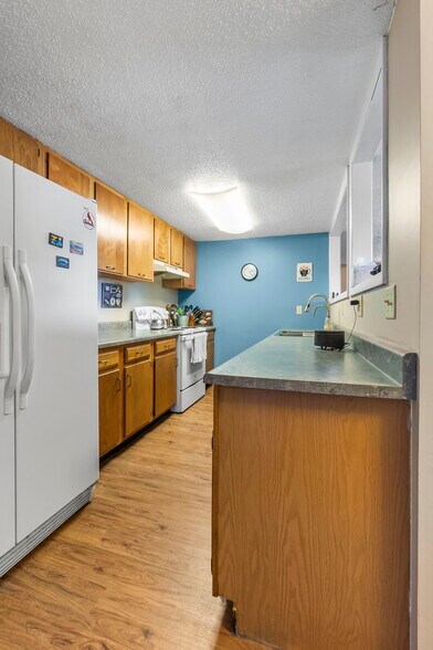 More Photos Of 310 S McCune St, Pilot Knob Hotel For Sale