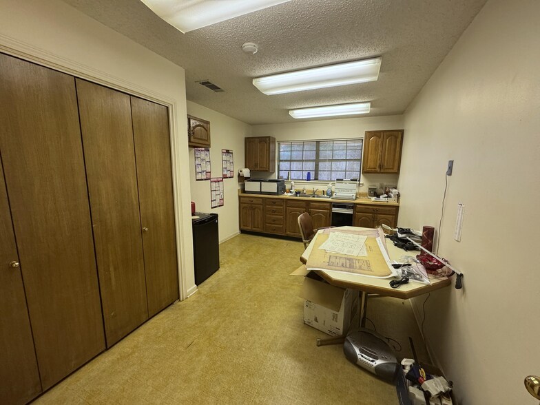 More Photos Of 1935 N Pine St, Deridder Office For Sale