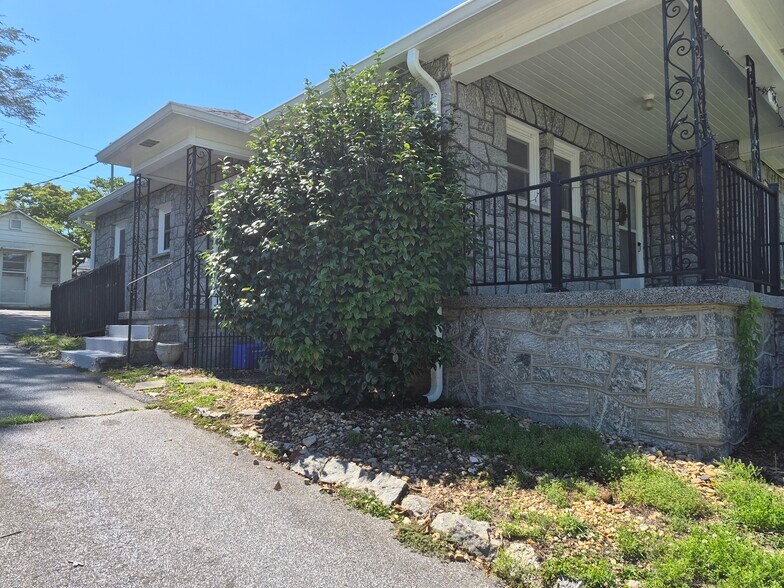 More Photos Of 719 Oakland St, Hendersonville Office For Lease
