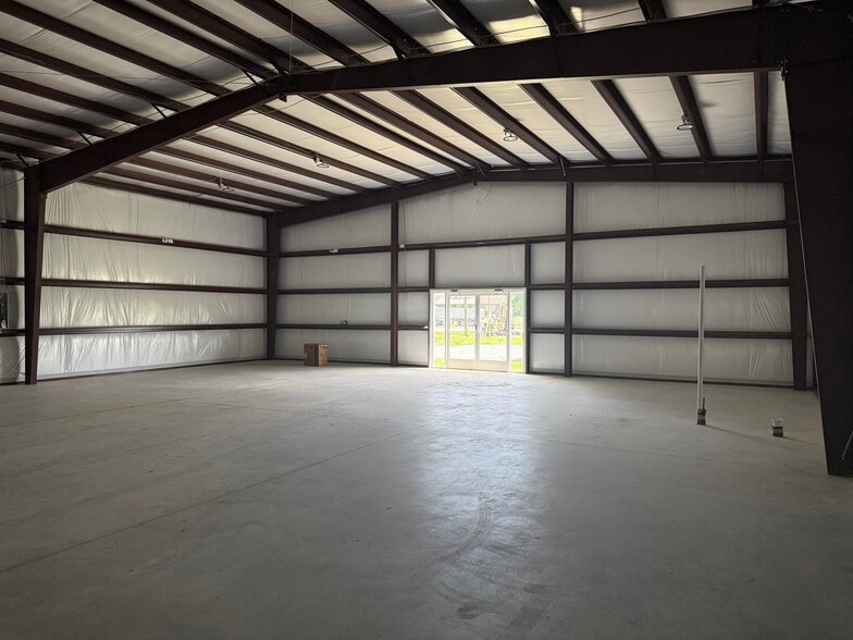 More Photos Of 4834 US Highway 264 W, Washington Flex For Lease