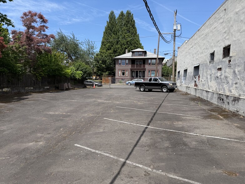 More Photos Of 535 NE 28th Ave, Portland Showroom For Lease