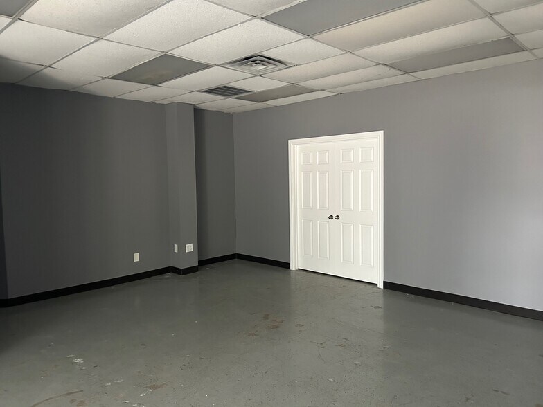 More Photos Of 2429-2458 Walnut Ridge St, Dallas Light Manufacturing For Lease