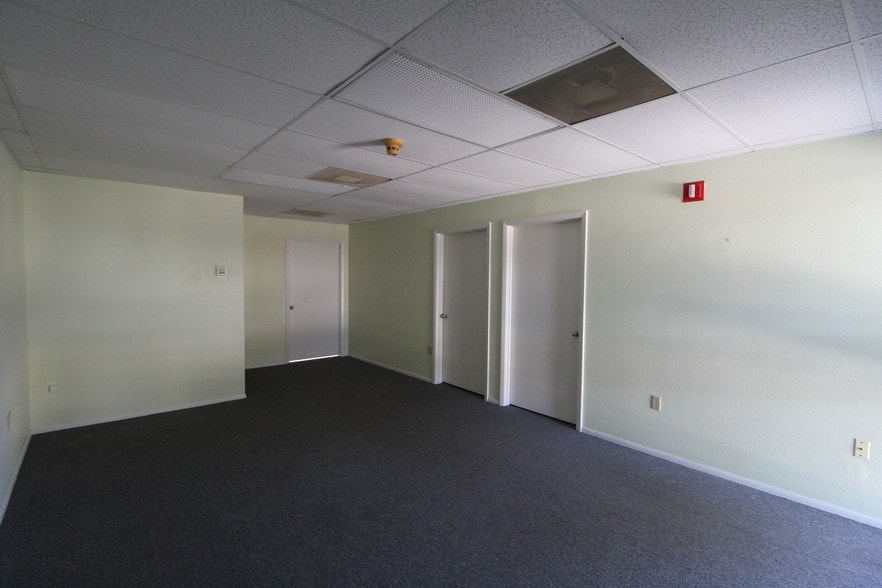 More Photos Of 1743 Independence Blvd, Sarasota Light Distribution For Lease