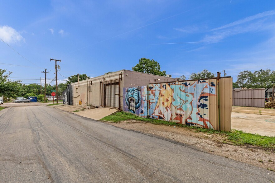 More Photos Of 914 W Commerce St, Dallas Showroom For Lease