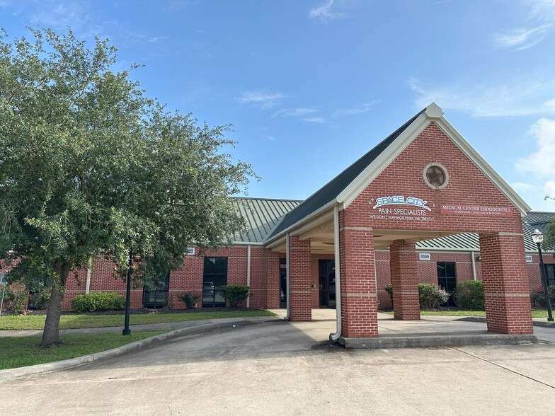 Primary Photo Of 4002 Garth Rd, Baytown Medical For Lease