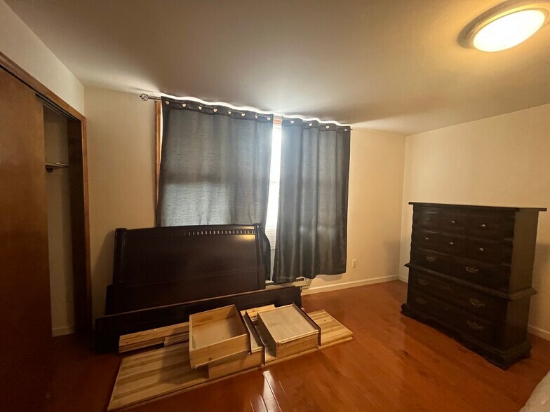 More Photos Of 1082 Bay St, Staten Island Freestanding For Sale
