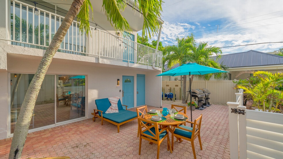 More Photos Of 104 Avenida Veneccia, Siesta Key Multifamily For Sale
