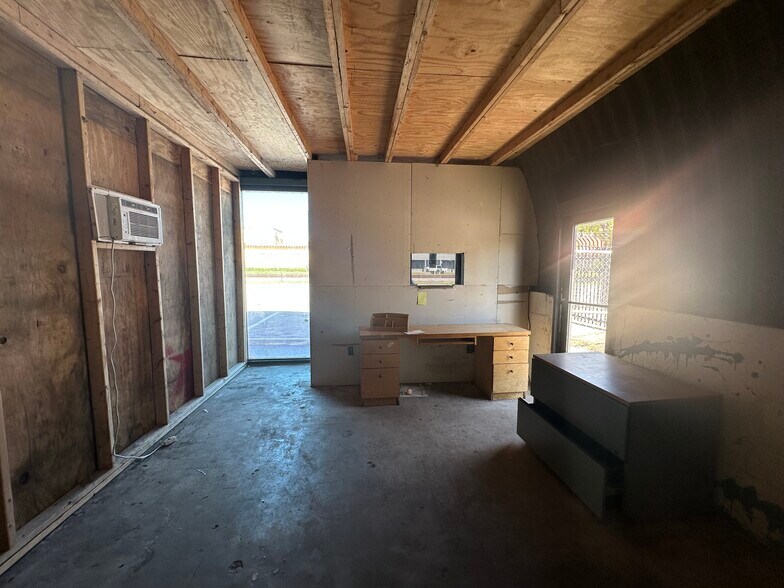 More Photos Of 2012 N Dixie Hwy, Hollywood Light Manufacturing For Sale