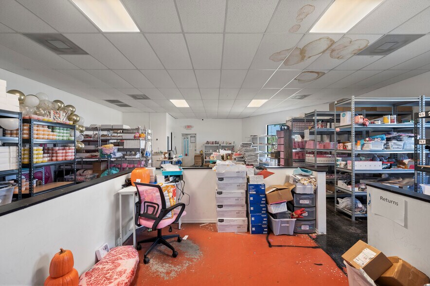 More Photos Of 5260 Duncan Rd, Punta Gorda Showroom For Sale