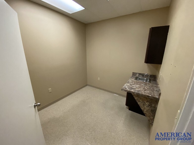 More Photos Of 3920 Bee Ridge Rd, Sarasota Medical For Sale