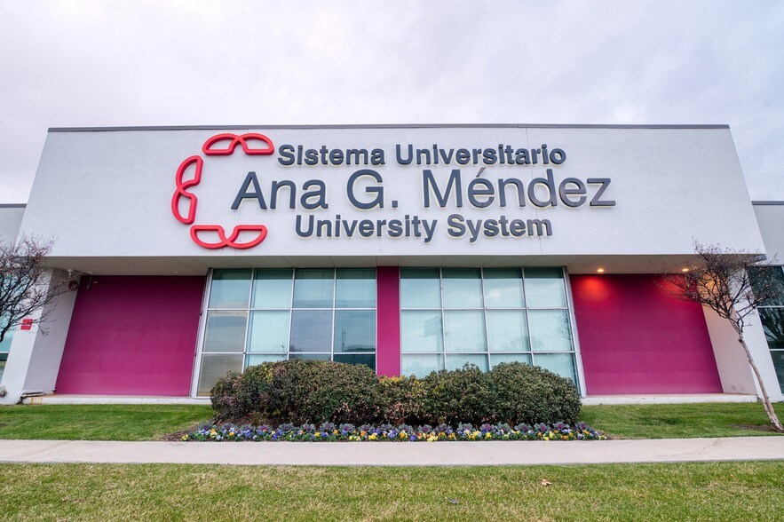 More Photos Of 2998-3010 N Stemmons Fwy, Dallas Showroom For Lease