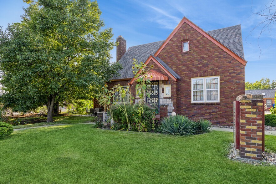 More Photos Of 324 1st St, Des Moines General Retail For Sale