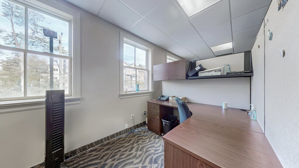 More Photos Of 121 Robinson St, Markham Office For Sale