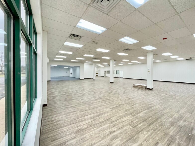 More Photos Of 7358 N Cherryvale Mall Dr, Rockford Storefront Retail Office For Lease