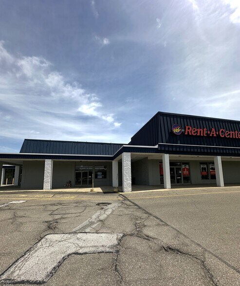 More Photos Of 2700-2790 Mahoning Ave NW, Warren Storefront For Lease