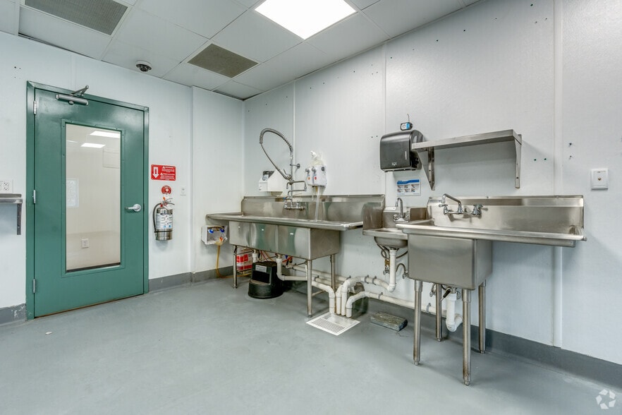 More Photos Of 3230 Towerwood Dr, Farmers Branch Distribution For Lease