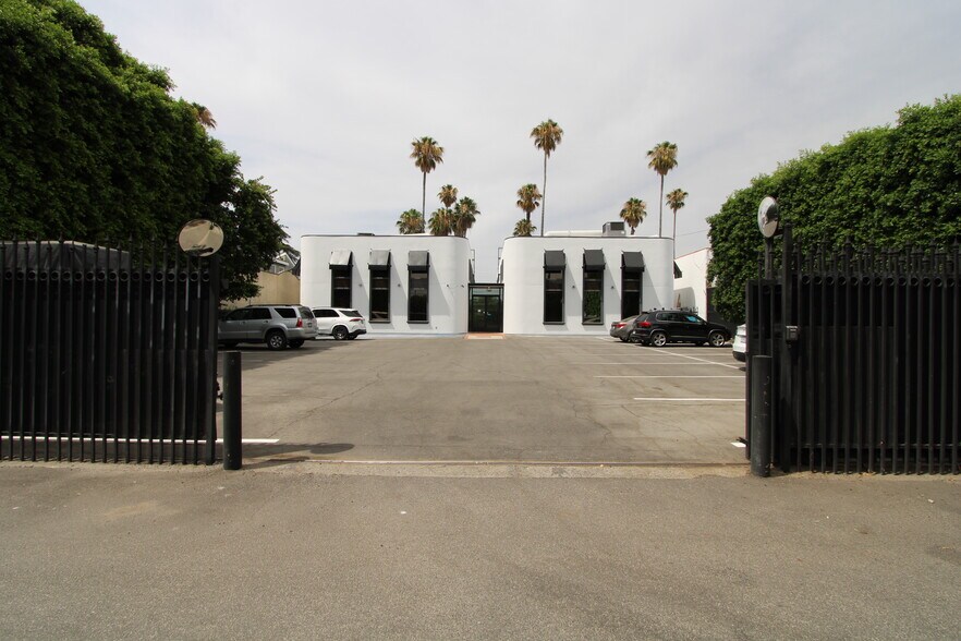 More Photos Of 16946 Sherman Way, Lake Balboa Loft Creative Space For Lease