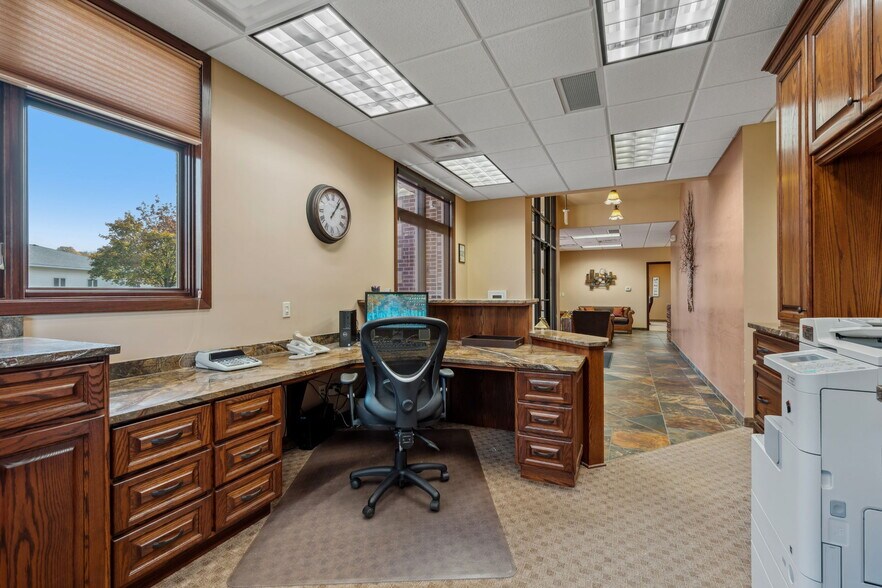 More Photos Of 225 Cedardale Dr SE, Owatonna Office For Sale