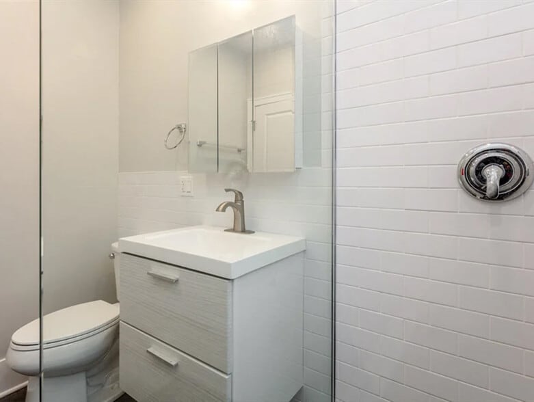 More Photos Of 1210 E Hyde Park Blvd, Chicago Apartments For Sale