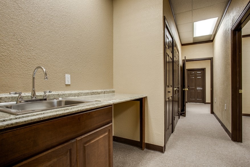 More Photos Of 3260 Southern Dr, Garland Medical For Lease