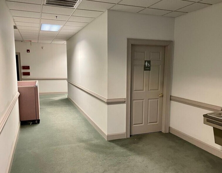 More Photos Of 1514 Holland Rd, Suffolk Office Residential For Lease