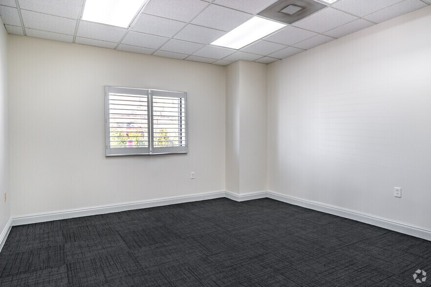 More Photos Of 4455 Ulmerton Rd, Clearwater Warehouse For Lease