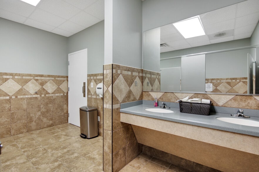 More Photos Of 230 Donaldson St, Fayetteville Office For Lease
