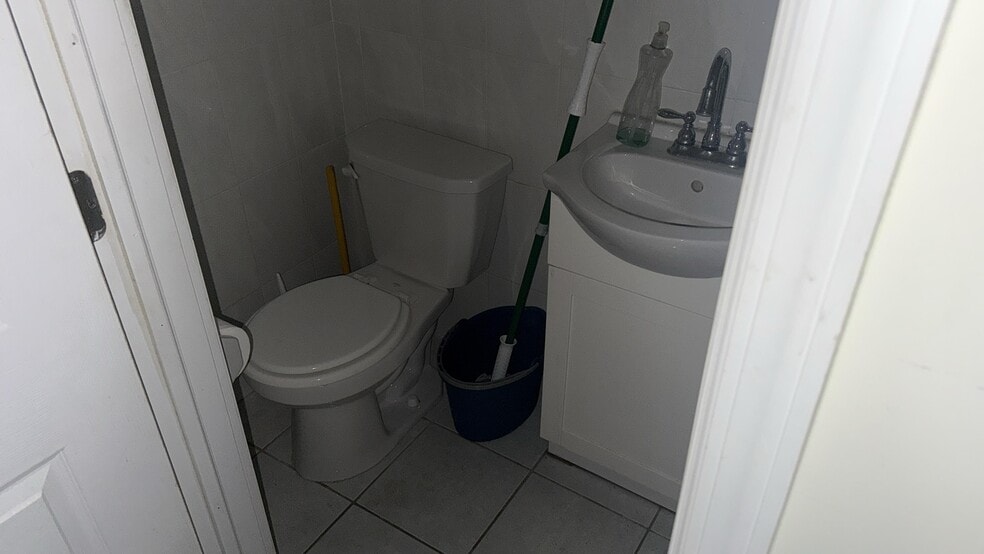 More Photos Of 78-84 E Park Ave, Long Beach Storefront For Lease