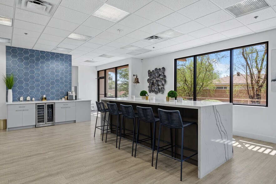 More Photos Of 8111 E Thomas Rd, Scottsdale Medical For Lease