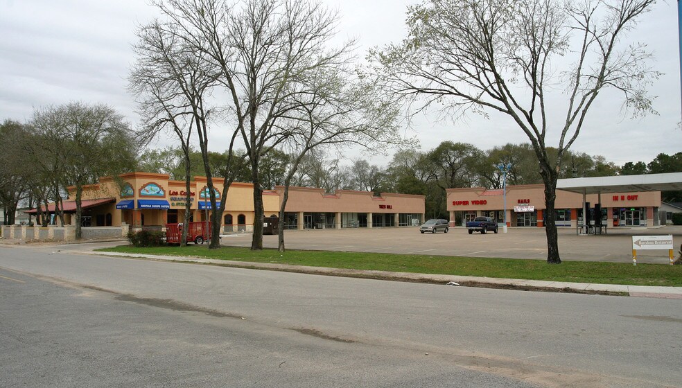 More Photos Of 811 Avenue D, Katy Storefront For Lease