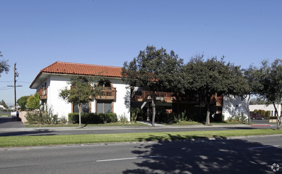 More Photos Of 17501 Irvine Blvd, Tustin Medical For Lease